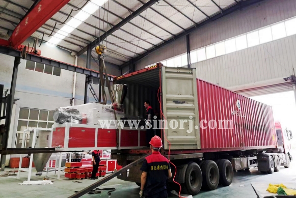 大家早安，新的一天，裝柜開始！越南墻板線條設(shè)備2個(gè)柜開始啦！ ?Morning. Vietnam PVC wall panel production lines starts loading.