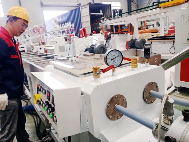 一出二pvc穿線管生產(chǎn)線試機(jī)與pvc仿大理石板生產(chǎn)線裝柜發(fā)貨同時(shí)進(jìn)行中。。。。。。