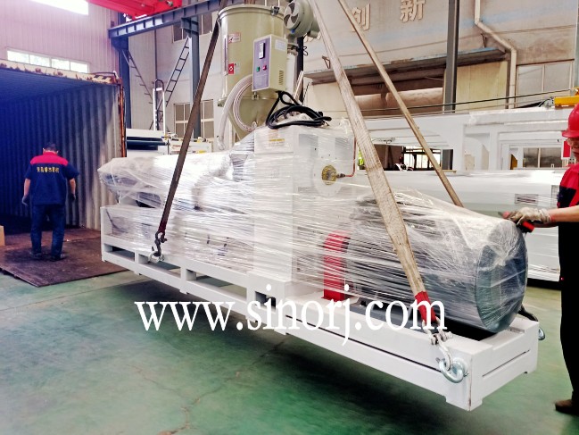 前幾天abs管材生產(chǎn)線，今天UV大理石板生產(chǎn)線，過(guò)兩天格柵板生產(chǎn)線裝柜裝柜發(fā)貨發(fā)貨